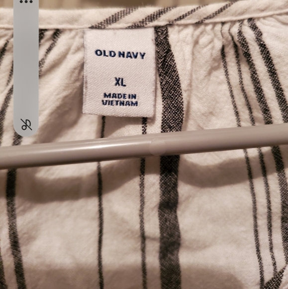 Old Navy Long-Sleeve Split-Neck Printed Poet Blouse for Women - Picture 2 of 3